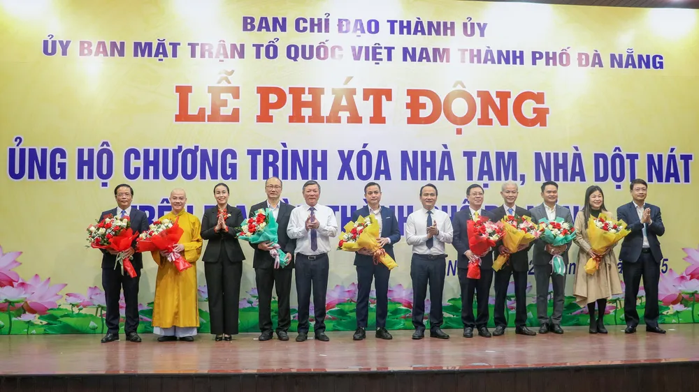 Phó Bí thư Thường trực Thành ủy Đà Nẵng Nguyễn Đình Vĩnh, Chủ tịch HĐND TP Đà Nẵng Ngô Xuân Thắng và Phó Chủ tịch UBND TP Đà Nẵng Nguyễn Thị Anh Thi tiếp nhận, tặng hoa cảm ơn 8 tổ chức ủng hộ tại lễ phát động. Ảnh: XUÂN QUỲNH