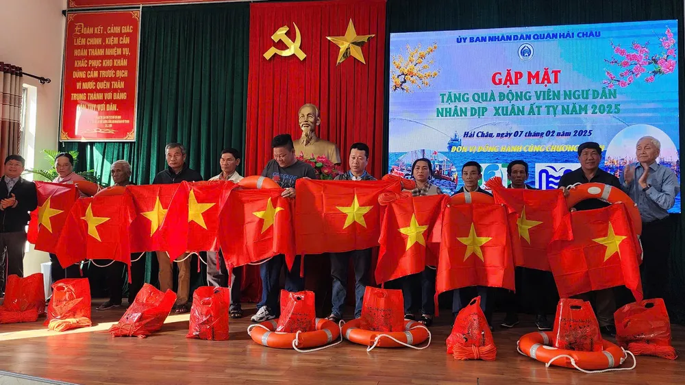 Ông Nguyễn Văn Duy, Phó Chủ tịch UBND quận Hải Châu tặng quà, động viên ngư dân Đà Nẵng dịp đầu năm. Ảnh: XUÂN QUỲNH