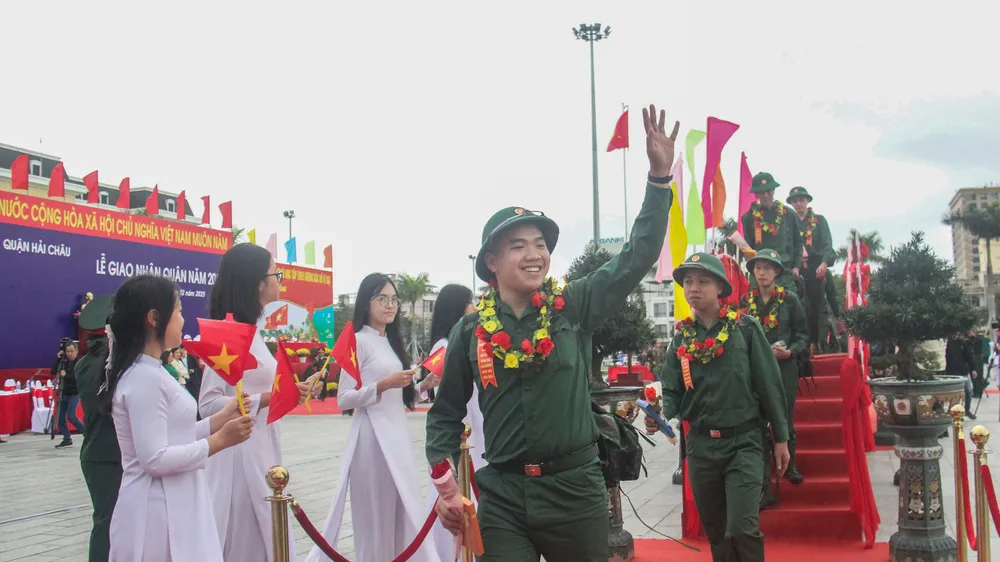 Các tân binh rạng rỡ bước qua cầu vinh quang. Ảnh: XUÂN QUỲNH