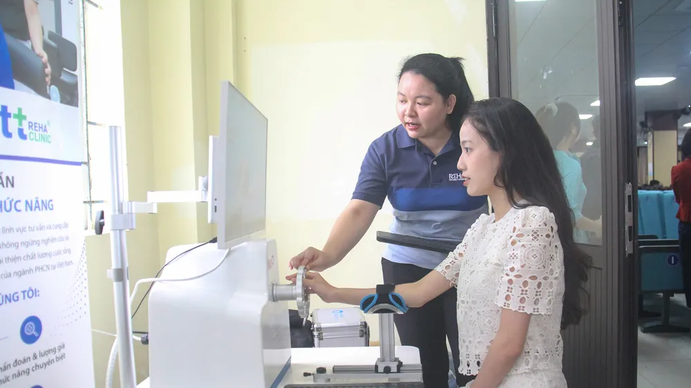 Ứng dụng công nghệ trong phục hồi chức năng. Ảnh: XUÂN QUỲNH