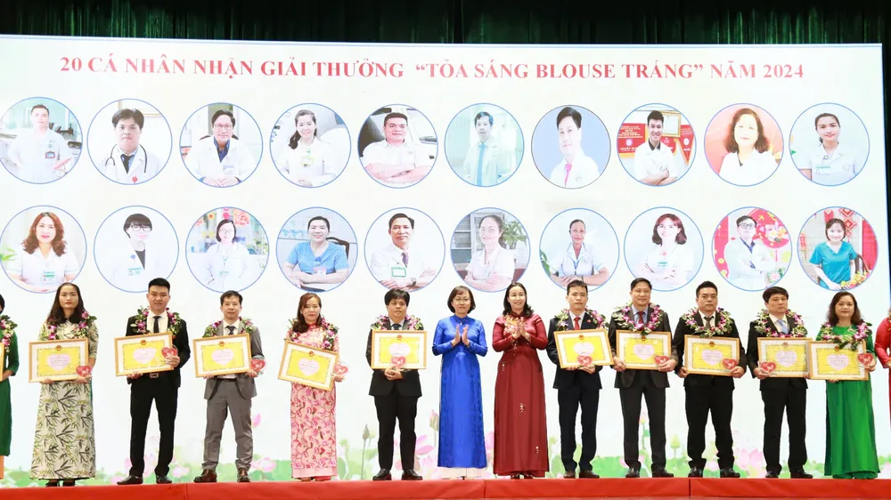 Các cá nhân công tác tại các đơn vị y tế công lập trực thuộc Sở Y tế TP Đà Nẵng vinh dự nhận giải thưởng "Tỏa sáng Blouse trắng" năm 2024. Ảnh: XUÂN QUỲNH