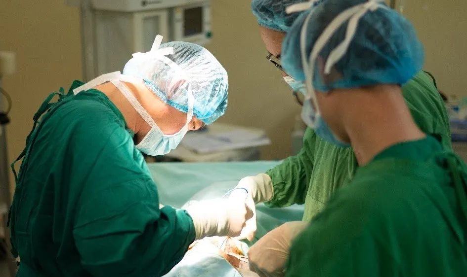 Ekip bác sĩ Ngoại khoa của Bệnh viện Đa khoa Tâm Trí Đà Nẵng đã tiến hành hội chẩn và phẫu thuật chuyển niệu quản về vị trí bình thường