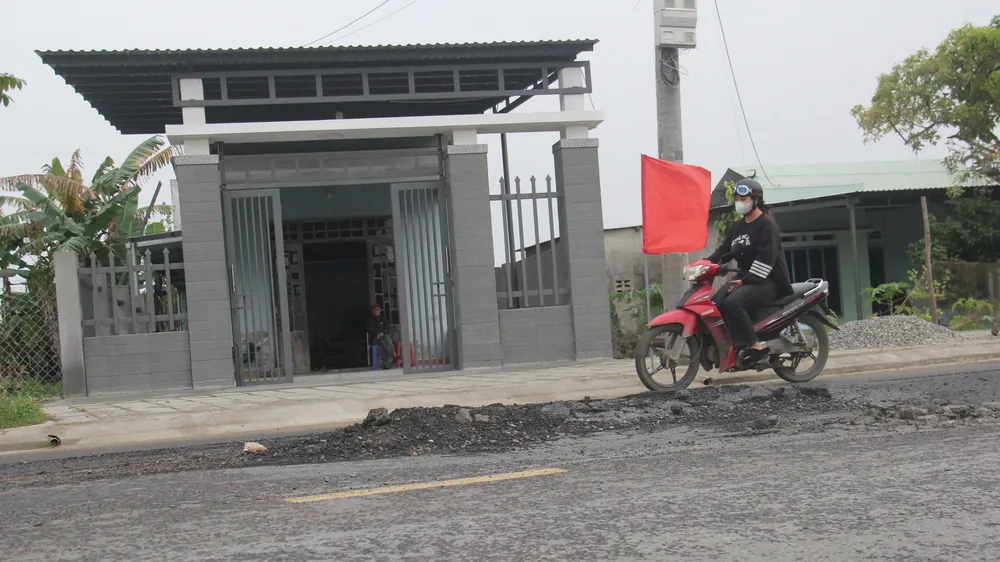 Người dân thôn Quan Nam 4 (xã Hòa Liên, huyện Hòa Vang, TP Đà Nẵng) bức xúc vì đường mới làm đã bị hư. Ảnh: XUÂN QUỲNH