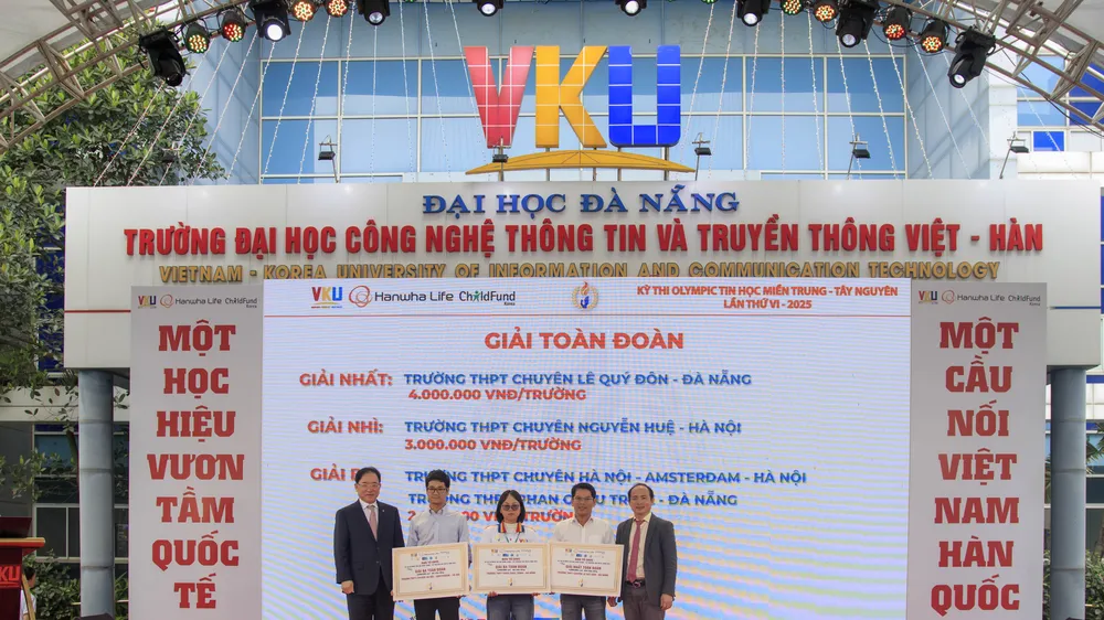Ban tổ chức trao giải toàn đoàn. Ảnh: XUÂN QUỲNH