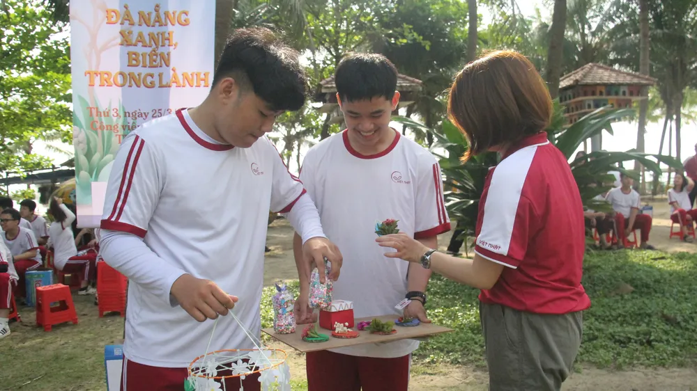 Các em học sinh xây dựng ý tưởng khởi nghiệp với các chủ đề mô hình thành phố xanh trong tương lai. Ảnh: XUÂN QUỲNH