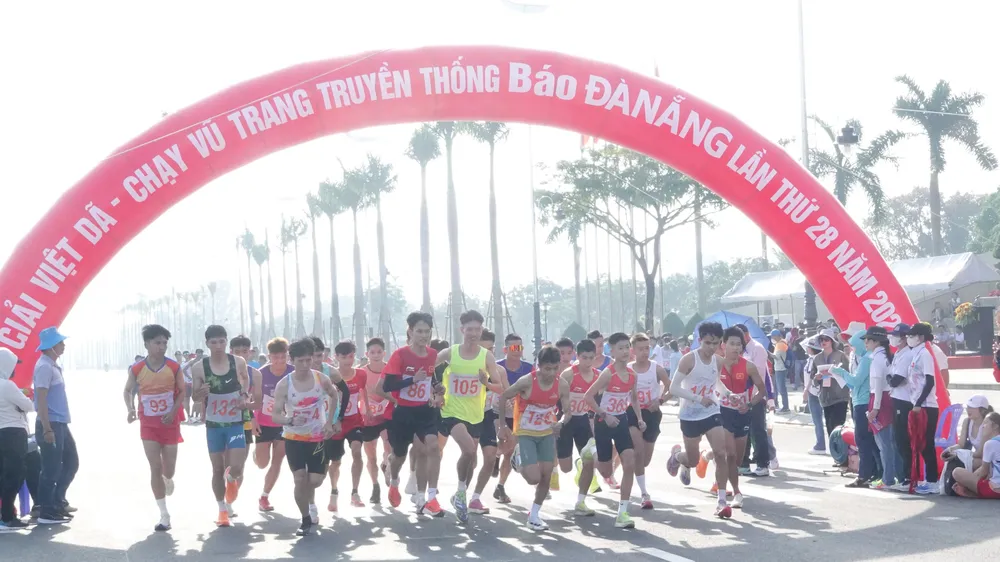 Các vận động viên xuất phát chạy từ khu vực phía ngoài Cung thể thao Tiên Sơn và Công viên Châu Á. Ảnh: XUÂN QUỲNH