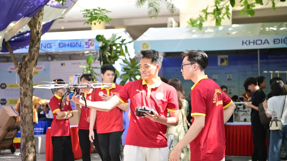 Các sinh viên giao lưu học hỏi kiến thức mới, lan tỏa và hun đúc niềm đam mê sáng tạo khoa học công nghệ. Ảnh: XUÂN QUỲNH
