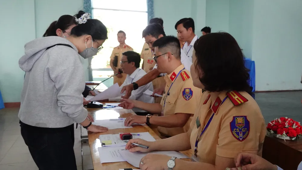 Công an TP Đà Nẵng tổ chức kỳ sát hạch lái xe cơ giới đường bộ đầu tiên sau khi tiếp nhận nhiệm vụ từ Sở Giao thông Vận tải. Ảnh: XUÂN QUỲNH