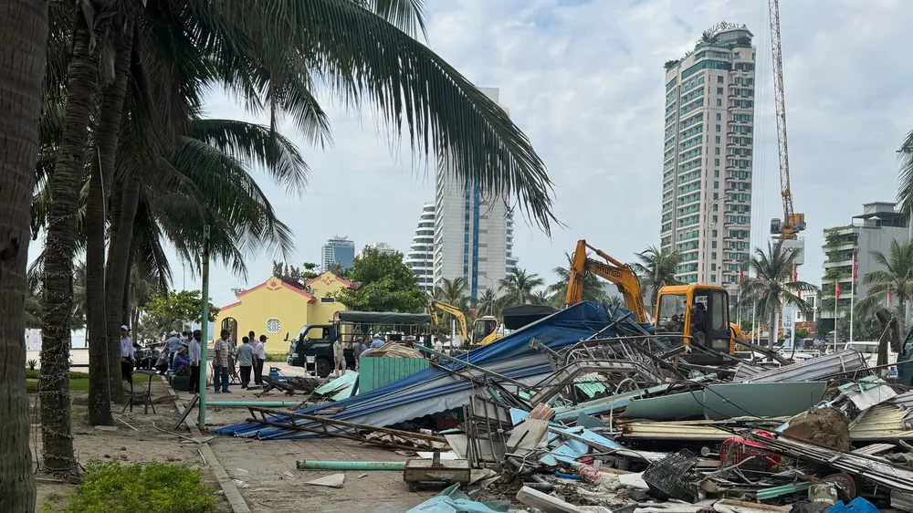 Các quầy hàng sau khi bị cưỡng chế tháo dỡ, nhiều vật dụng được chất đống chờ thu gom. Ảnh: XUÂN QUỲNH