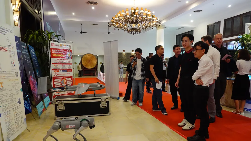 Không gian triển lãm giới thiệu các sản phẩm công nghệ AI. Ảnh: XUÂN QUỲNH