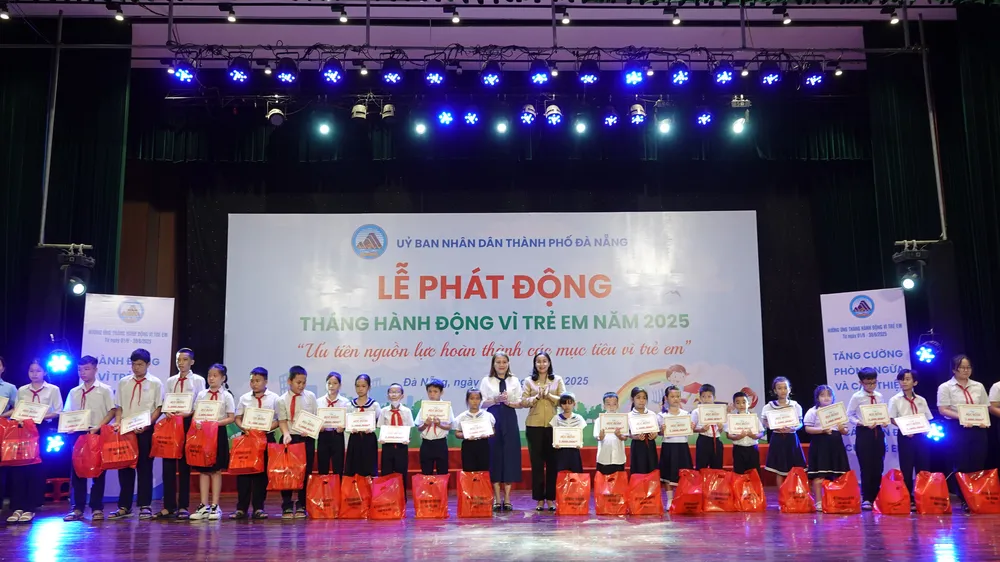 Trao tặng học bổng đến các em thiếu nhi ở huyện Hòa Vang có hoàn cảnh đặc biệt vượt khó vươn lên. Ảnh: XUÂN QUỲNH