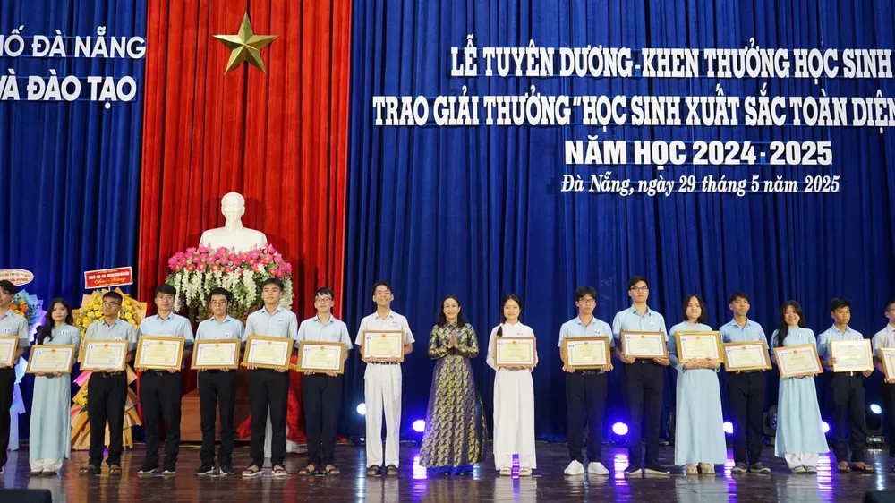 Phó Chủ tịch UBND TP Đà Nẵng Nguyễn Thị Anh Thi trao Bằng khen của Chủ tịch UBND TP cho học sinh có thành tích xuất sắc, đạt giải cao tại các kỳ thi quốc gia. Ảnh: XUÂN QUỲNH