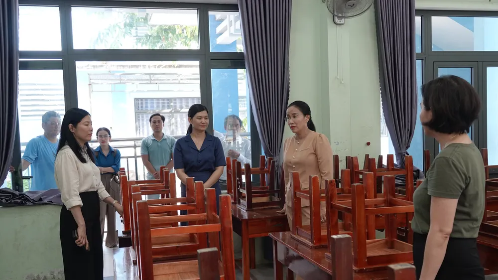 Đoàn đi kiểm tra cơ sở vật chất tại điểm thi Trường THCS Nguyễn Thiện Thuật. Ảnh: XUÂN QUỲNH