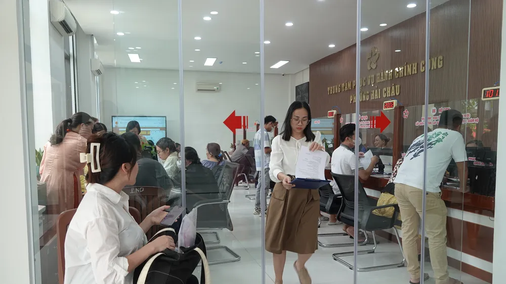 Người dân đến làm thủ tục hành chính tại phường Hải Châu khá đông. Ảnh: XUÂN QUỲNH