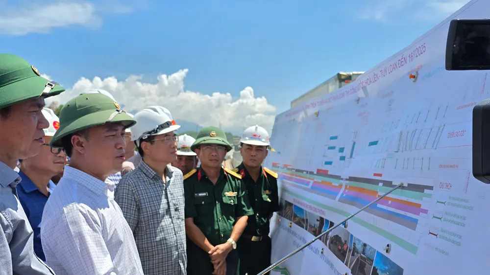 Thứ trưởng Bộ Xây dựng Nguyễn Việt Hùng cùng đoàn công tác kiểm tra dự án cao tốc Hòa Liên - Túy Loan