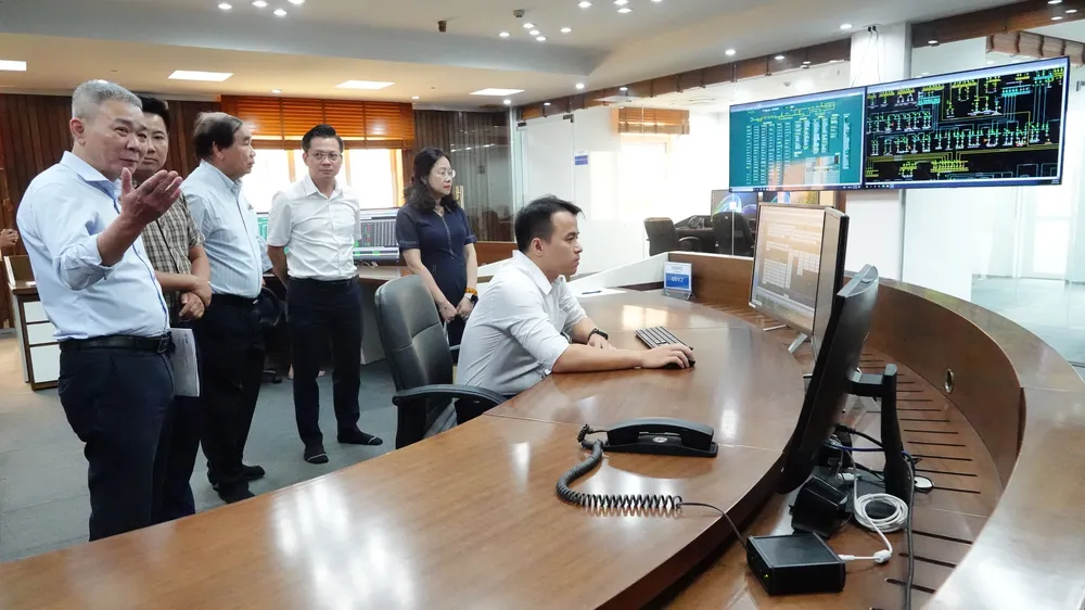 Sau tập huấn, phóng viên, biên tập viên đi thăm Trung tâm Điều độ hệ thống điện miền Trung. Ảnh: XUÂN QUỲNH