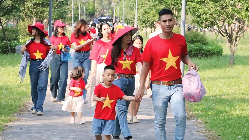 Nhiều du khách lựa chọn đến Huế du lịch trải nghiệm theo nhóm gia đình bằng phương tiện ô tô cá nhân và tàu hỏa trong dịp Quốc khánh 2-9. Ảnh: VĂN THẮNG