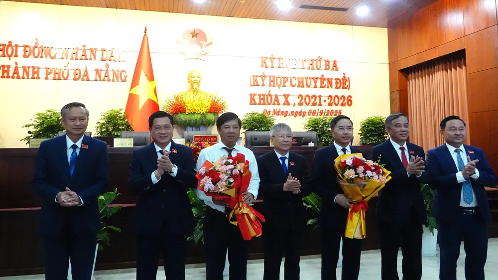 Lãnh đạo HĐND TP Đà Nẵng tặng hoa cho ông Lương Nguyễn Minh Triết và ông Phạm Đức Ấn. Ảnh: XUÂN QUỲNH