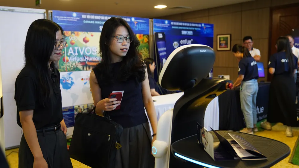 Thanh niên Đà Nẵng tương tác với thiết bị AI