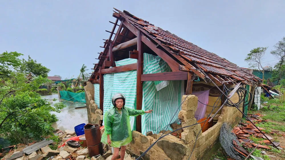 Ông Nguyễn Quốc Lự (trú thôn Hòa Bình, xã Lộc Hà, tỉnh Hà Tĩnh) thoát chết trong gang tấc. Ảnh: DƯƠNG QUANG