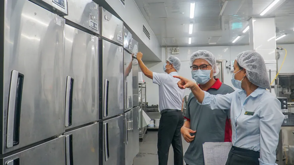 Đoàn kiểm tra tiến hành giám sát quy trình chế biến tại cửa hàng ABC Bakery. Ảnh: XUÂN QUỲNH