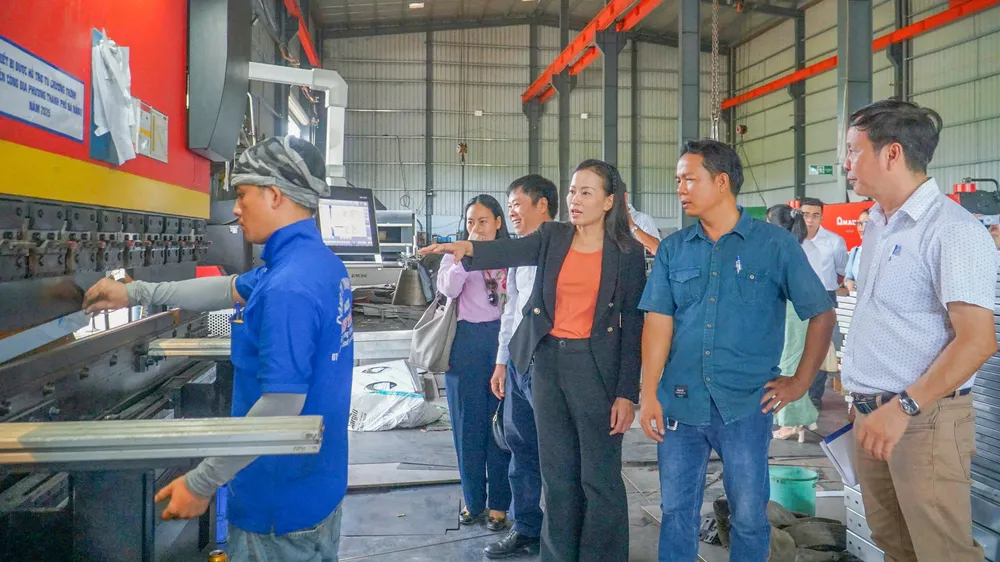 Máy chấn tôn thủy lực CNC tại Công ty TNHH MTV inox Kính Thành được đầu tư với "trợ lực" từ chương trình khuyến công Đà Nẵng năm 2025. Ảnh: XUÂN QUỲNH