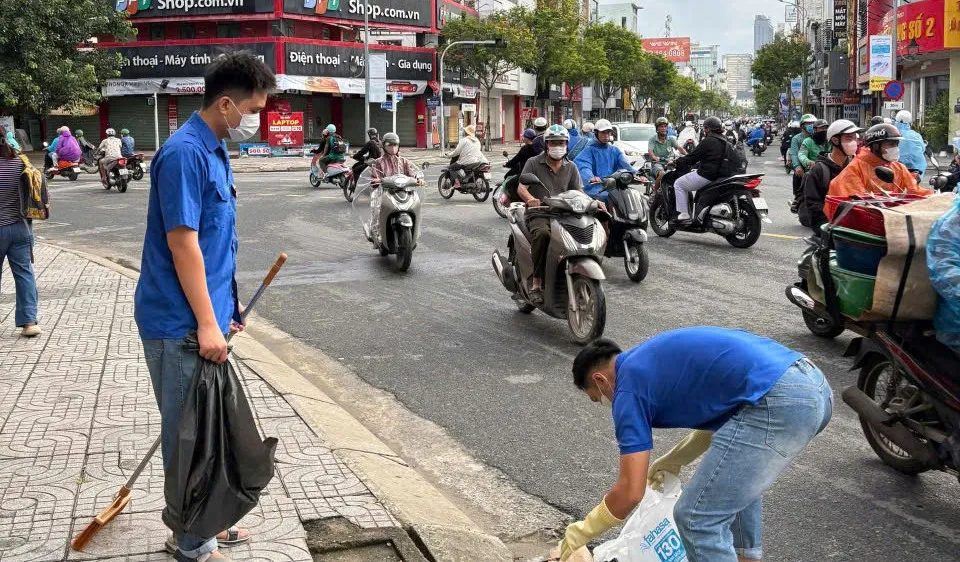 Các hội đoàn thể thuộc phường Thanh Khê (TP Đà Nẵng) khơi thông cống rãnh ở những tuyến đường lớn