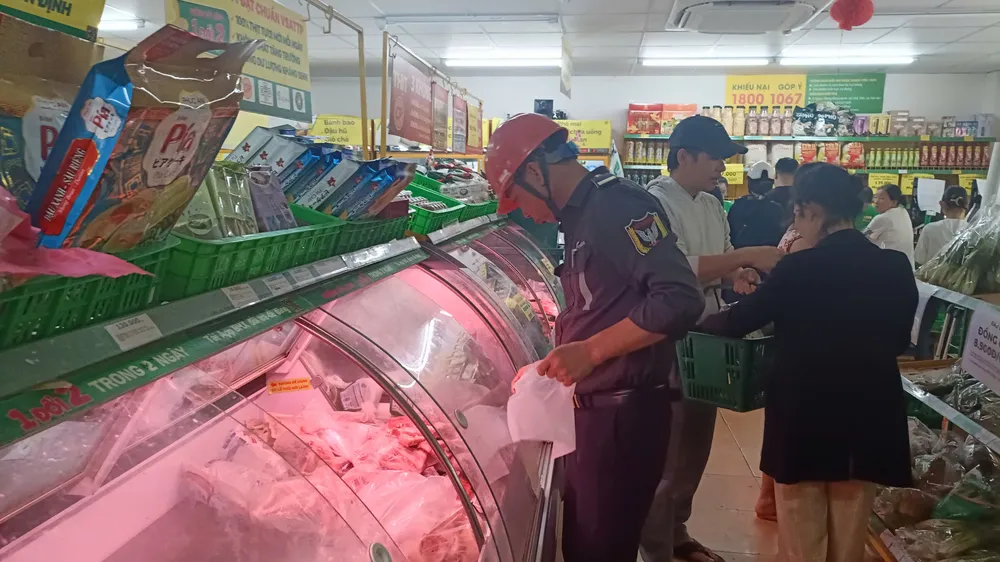 Hàng thịt tươi sống có đông người mua. Ảnh: XUÂN QUỲNH
