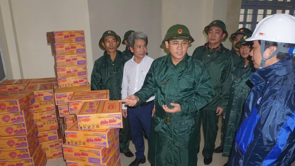 Các trường học ở Đà Nẵng mở cửa xuyên đêm đón người dân, sinh viên tránh bão