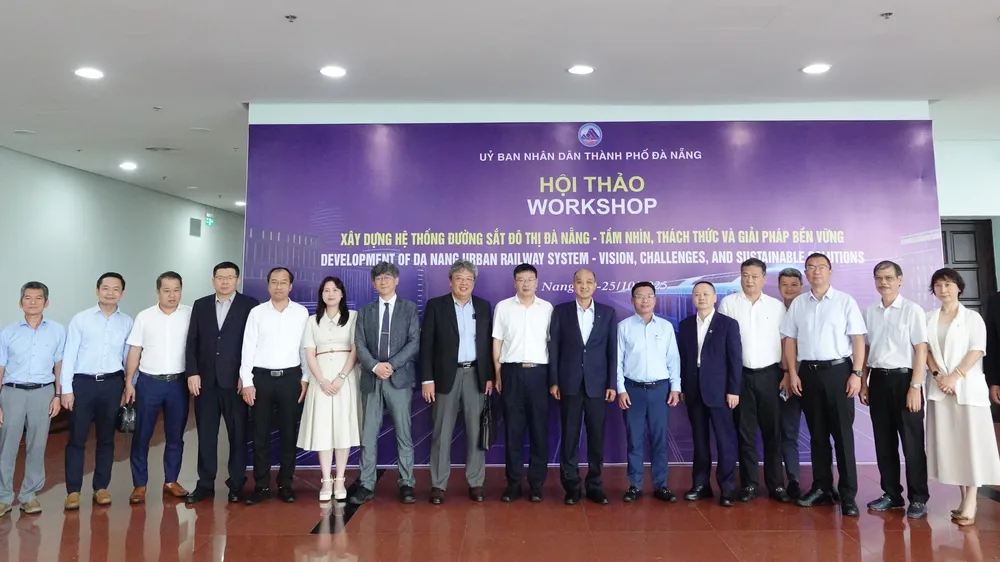 Các chuyên gia, nhà quản lý chụp hình lưu niệm. Ảnh: XUÂN QUỲNH