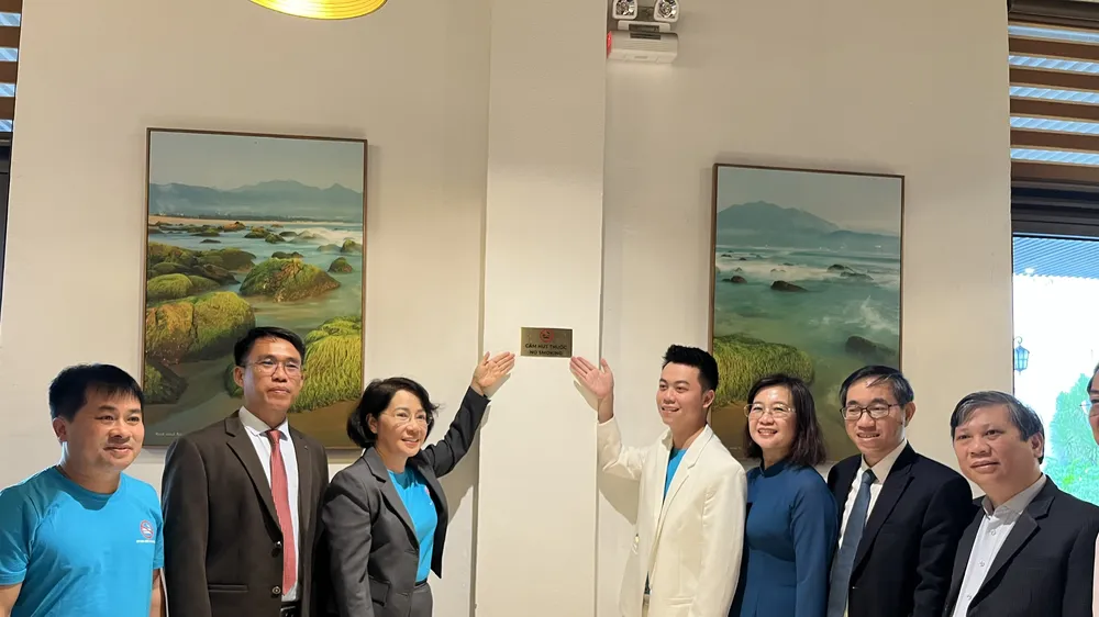 Treo/dán biển “Cấm hút thuốc các khách sạn, nhà hàng trên địa bàn TP Đà Nẵng