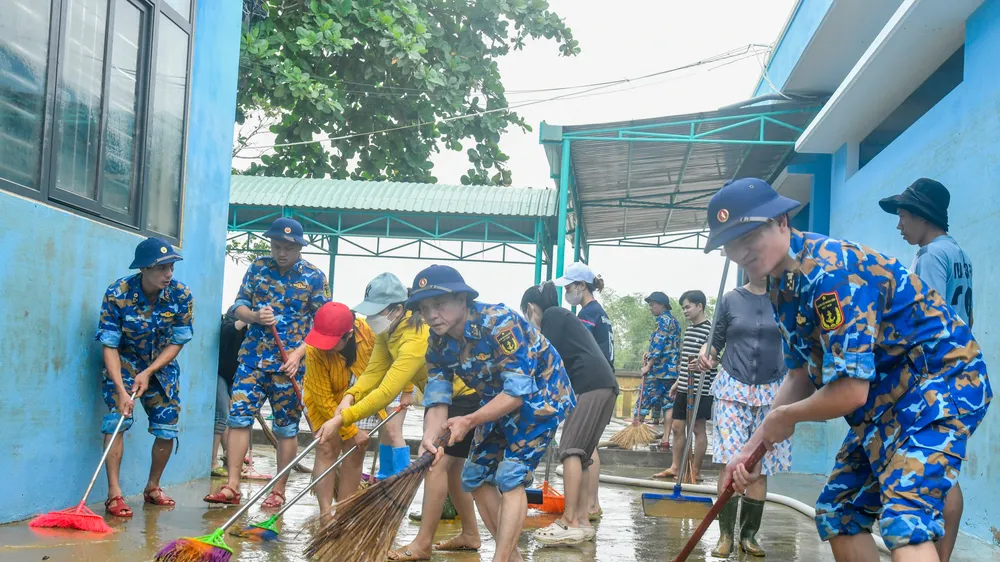 Cán bộ, chiến sĩ Trung đoàn 351 dọn dẹp tại trường Tiểu học Nguyễn Văn Cừ