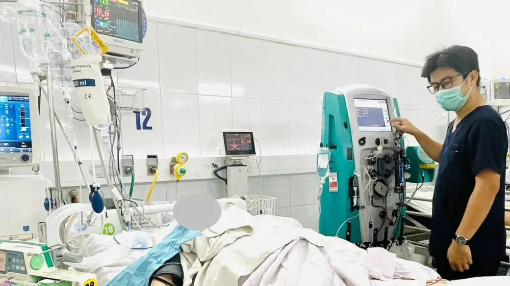 Các bác sĩ bệnh viện Đà Nẵng điều trị trường hợp bị rắn cắn