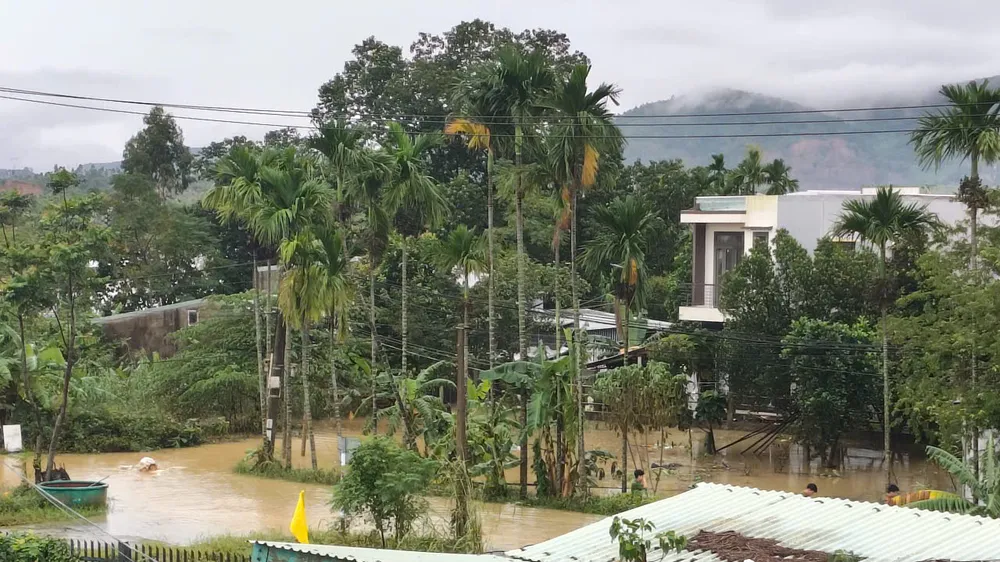 Mặt đường ở thôn Tây An (phường Hòa Xuân) gần như biến mất giữa làn nước mênh mông. Ảnh: XUÂN QUỲNH