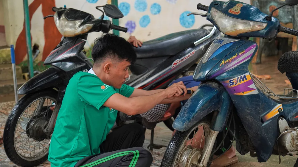 Sinh viên Đại học Đông Á sửa xe máy ngập nước tại THPT Chu Văn An