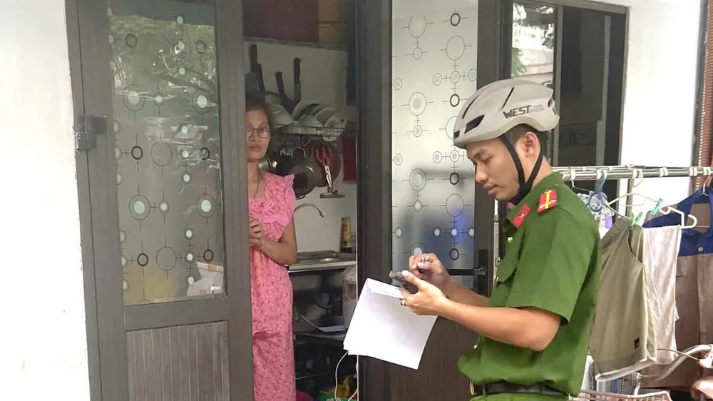 Công an phường Hải Châu xuống từng nhà thu thập thông tin đất đai
