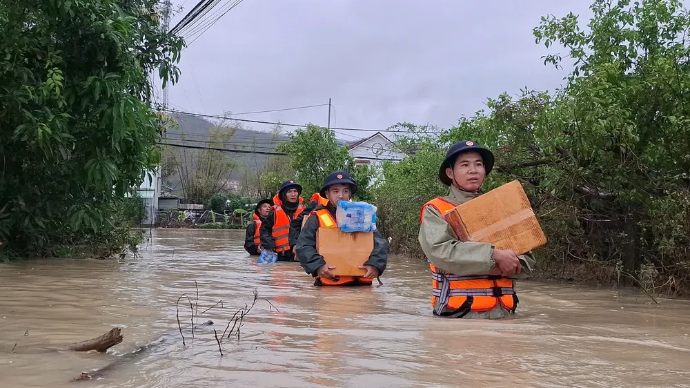 Các chiến sĩ lội nước vận chuyển nhu yếu phẩm hỗ trợ người dân