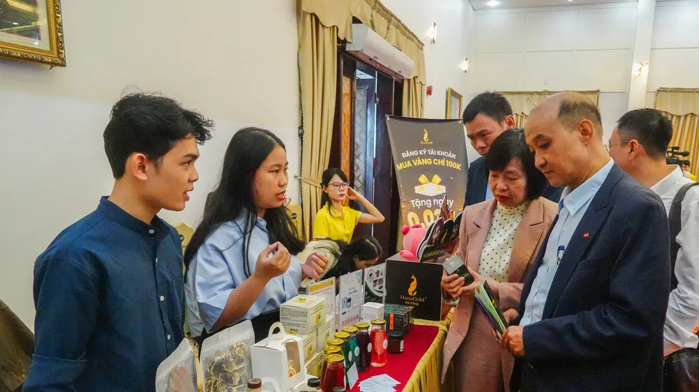 Lãnh đạo TP Đà Nẵng tham quan một số gian hàng khởi nghiệp đổi mới sáng tạo. Ảnh: XUÂN QUỲNH