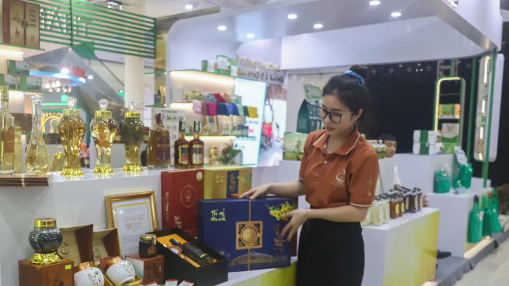 Một cơ sở sắp xếp sản phẩm tại Hội chợ triển lãm hàng công nghiệp nông thôn hướng tới chuyển đổi xanh và phát triển bền vững năm 2025. Ảnh: XUÂN QUỲNH