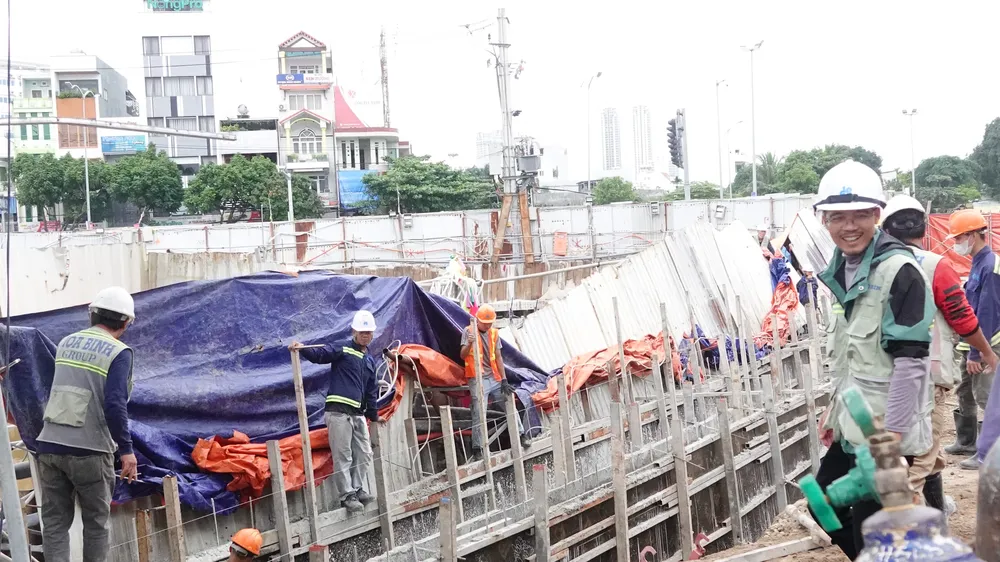 Đơn vị thi công tiến hành khắc phục. Ảnh: XUÂN QUỲNH