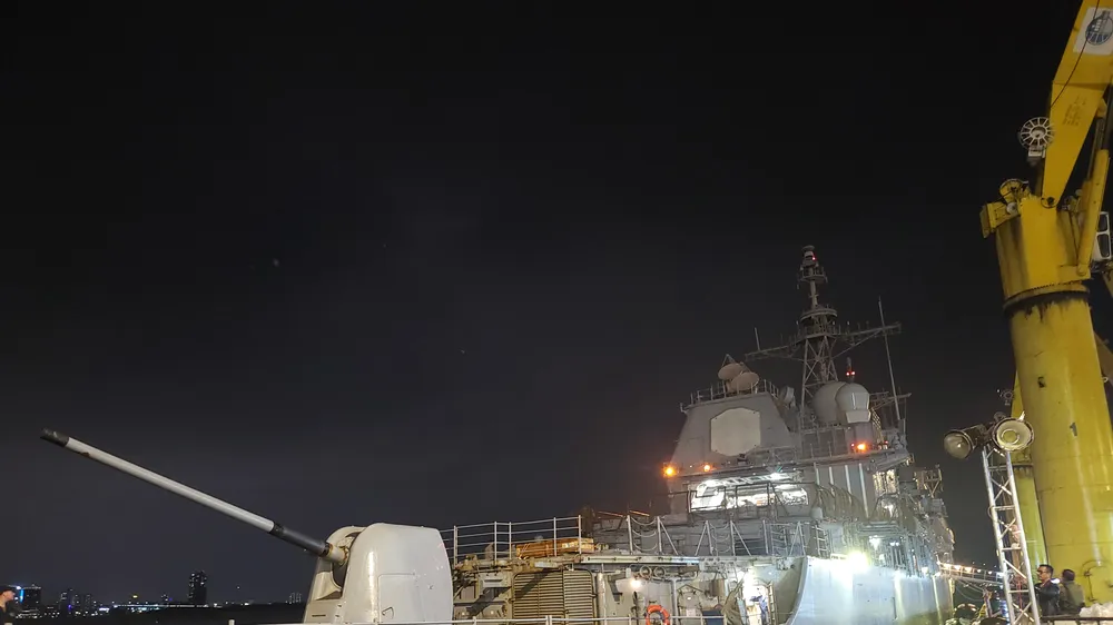 Tàu tuần dương USS Robert Smalls cập cảng Tiên Sa. Ảnh: XUÂN QUỲNH