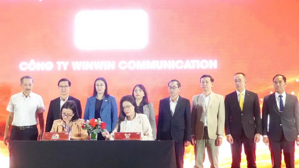 Các đơn vị ký kết đồng hành lễ hội. Ảnh: XUÂN QUỲNH