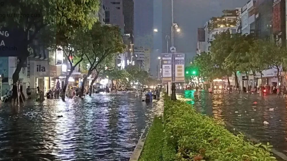 Đường Nguyễn Văn Linh (phường Hải Châu, TP Đà Nẵng) ngập nặng vào tối 13-10-2023. Ảnh: XUÂN QUỲNH