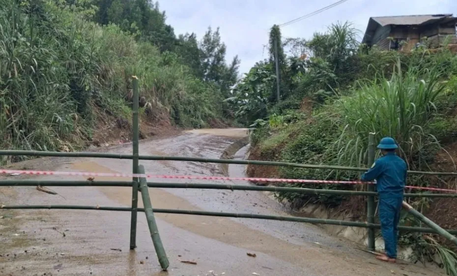 Lực lượng chức năng rào chắn không cho người dân đi vào khu vực nguy hiểm