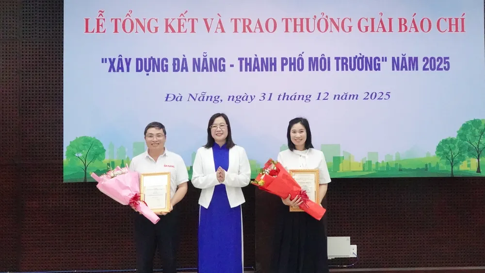 Ban tổ chức trao giải cho tác giả, nhóm tác giải đoạt giải nhất. Ảnh: XUÂN QUỲNH