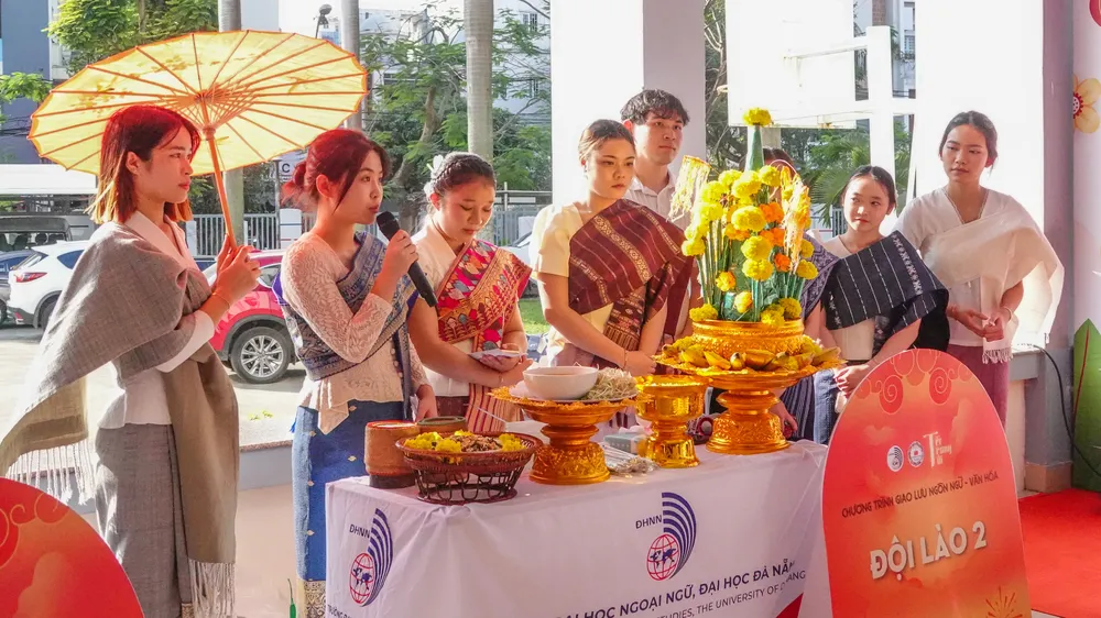 Không gian Tết Việt rực rỡ sắc xuân trong khuôn viên Trường Đại học Ngoại ngữ – Đại học Đà Nẵng. Ảnh: XUÂN QUỲNH
