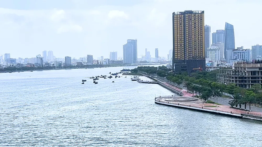 Khu vực ven sông Hàn và trung tâm TP Đà Nẵng nhìn từ cầu Thuận Phước
