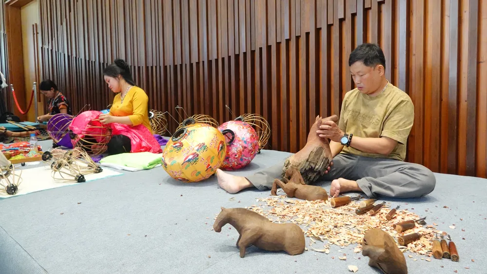 Không gian trình diễn của làng nghề trước sảnh công bố chương trình kích cầu “Đà Nẵng - Chạm về nguyên bản”. Ảnh: XUÂN QUỲNH