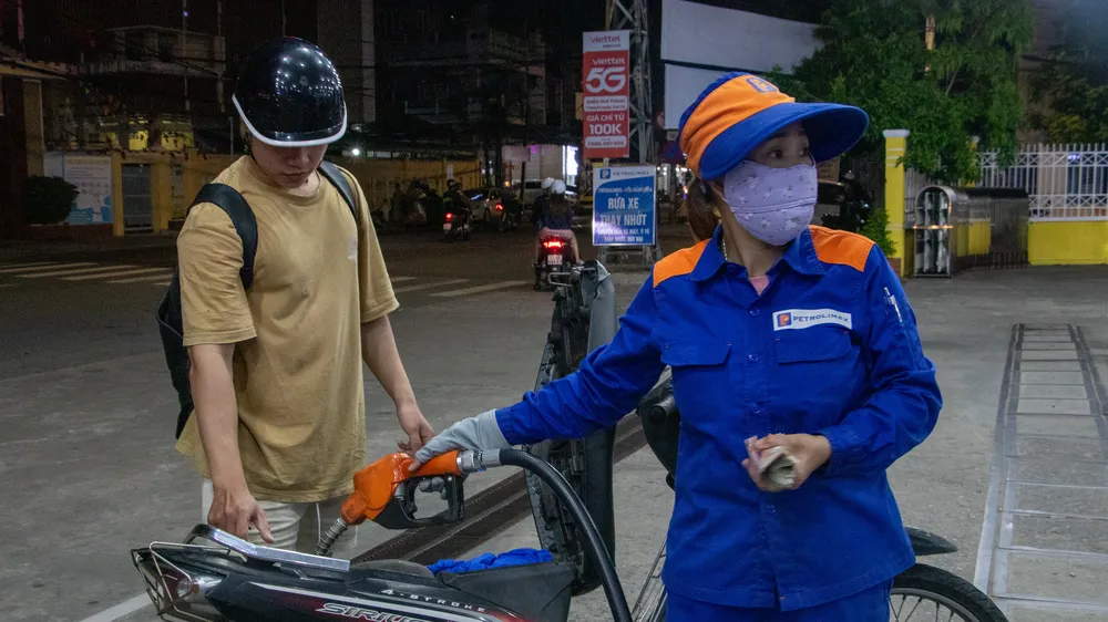Sức mua thị trường có xu hướng thận trọng hơn khi người tiêu dùng ưu tiên các mặt hàng thiết yếu. Ảnh: THANH ÁI