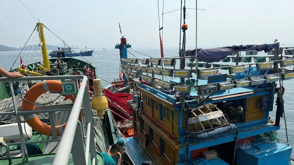 Hải đội Dân quân thường trực cứu hộ tàu cá QNg 48988 TS trên vùng biển Sơn Trà